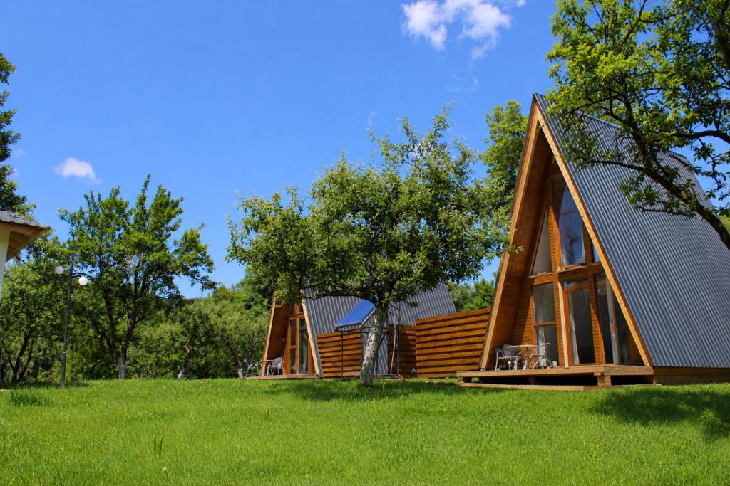 Silent A-Frame pe pajiștea verde din Brătești, sub cer albastru